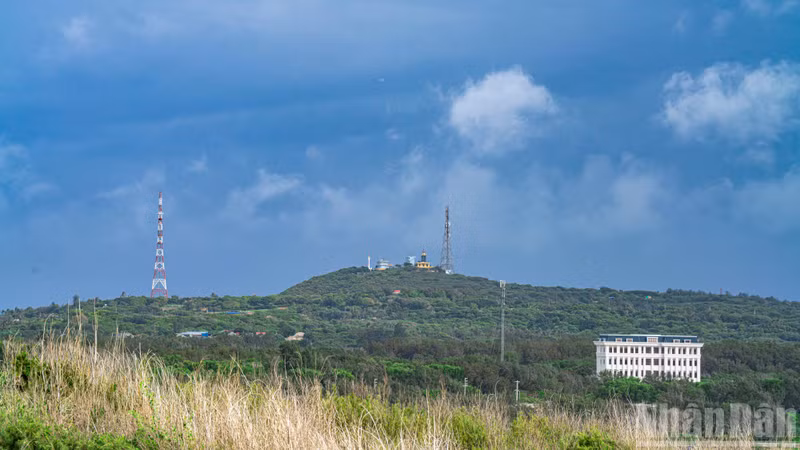 The lighthouse was put into operation in 1997 on the summit of Cam Mountain, the highest peak in the Phu Quy Special Zone, standing 108m above sea level.