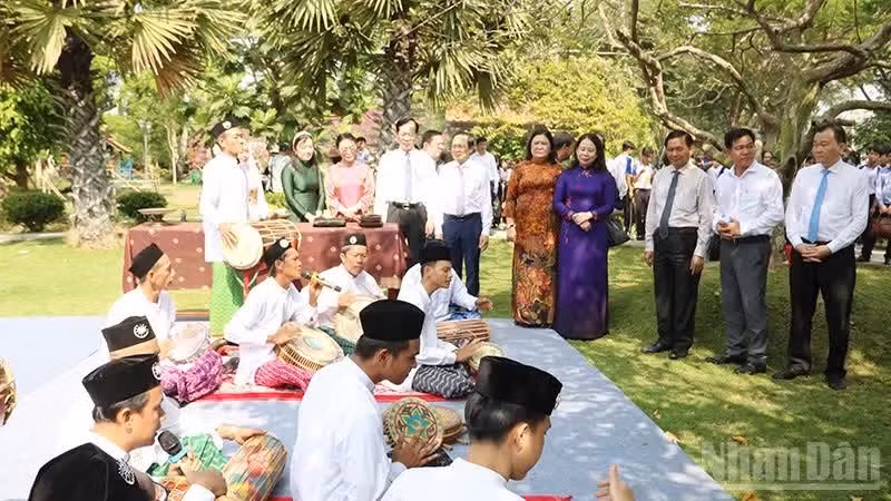 Vice President Vo Thi Anh Xuan (fourth from right) visits the Cham ethnic cultural space in Vinh Long Province.