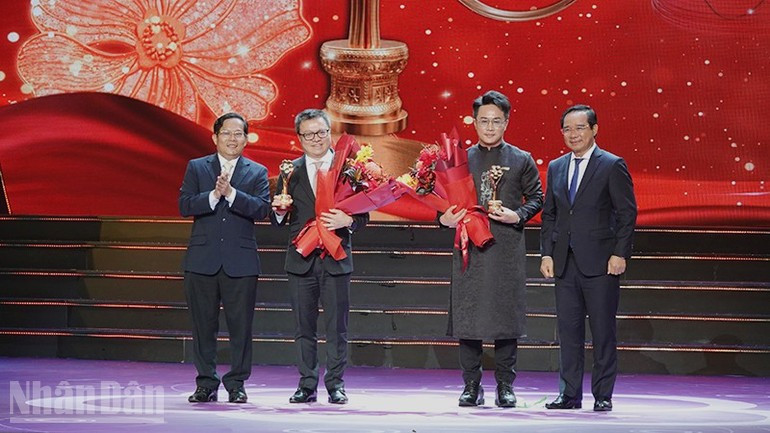 Le Quoc Minh, Editor-in-Chief of Nhan Dan Newspaper, receives the Mai Vang Award for Most Favourite Political-Themed Art Programme for the concert “Fatherland in Our Hearts”.
