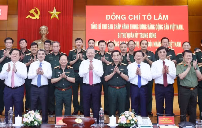 Party General Secretary To Lam and delegates pose for a group photo at the working session with the General Department of Politics of the Viet Nam People's Army (VPA) in Ha Noi on July 23. (Photo: VNA)