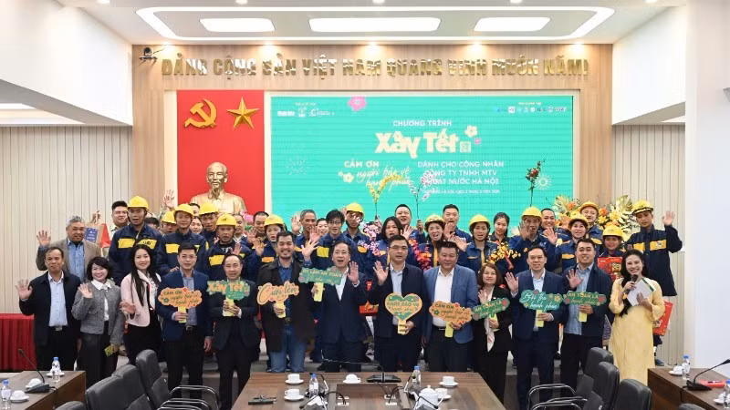 Gifts presented to more than 500 urban drainage workers in Ha Noi.
