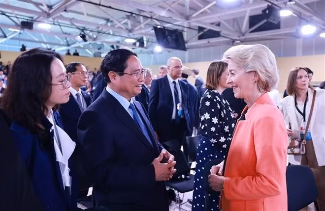 Prime Minister Pham Minh Chinh (C) meets with President of the European Commission (EC) Ursula von der Leyen. (Photo: VNA)
