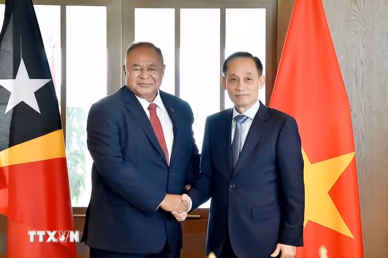 Acting Minister of Foreign Affairs Le Hoai Trung (right) meets with Timor-Leste’s Minister of Foreign Affairs and Cooperation Bendito dos Santos Freitas on September 16, 2025. (Photo: VNA)