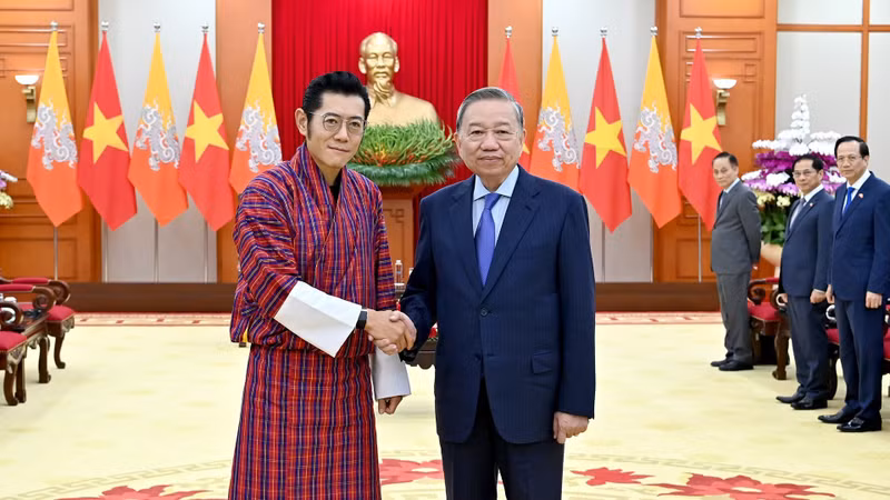 Party General Secretary To Lam (R) receives King of Bhutan Jigme Khesar Namgyel Wangchuck in Ha Noi on August 19. (Photo: NDO)