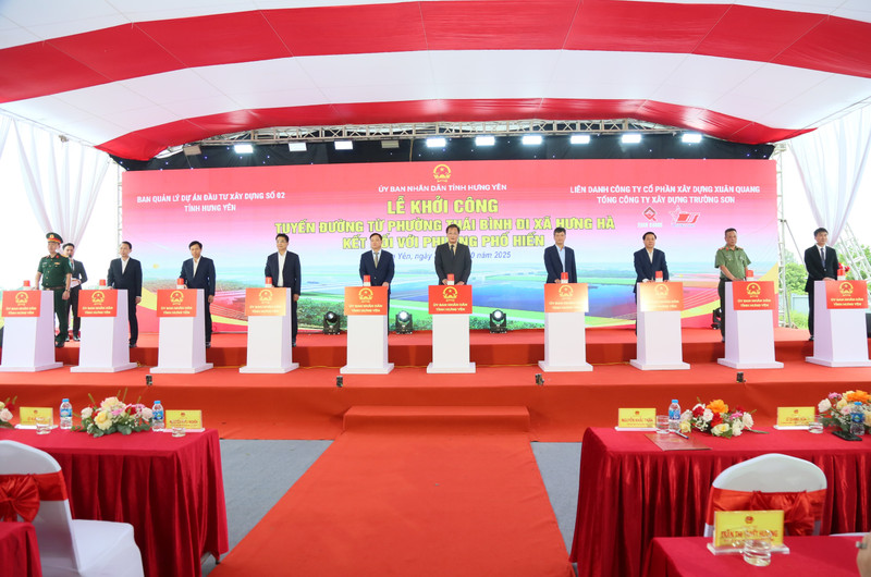 Leaders of Hung Yen Province and representatives of relevant units press the button to launch the groundbreaking ceremony for the road project connecting Thai Binh Ward with Hung Ha Commune and Pho Hien Ward.