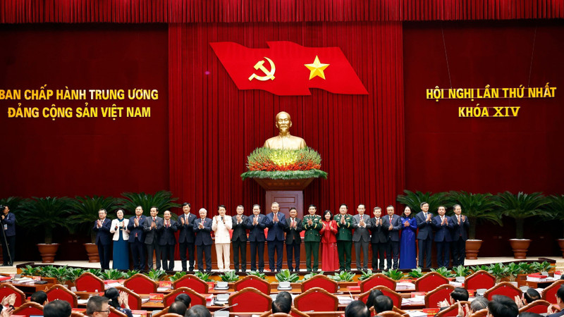 General Secretary To Lam and members of the Politburo and the Secretariat of the 14th Party Central Committee make their debut at the first meeting of the 14th Party Central Committee. (Photo: VNA)