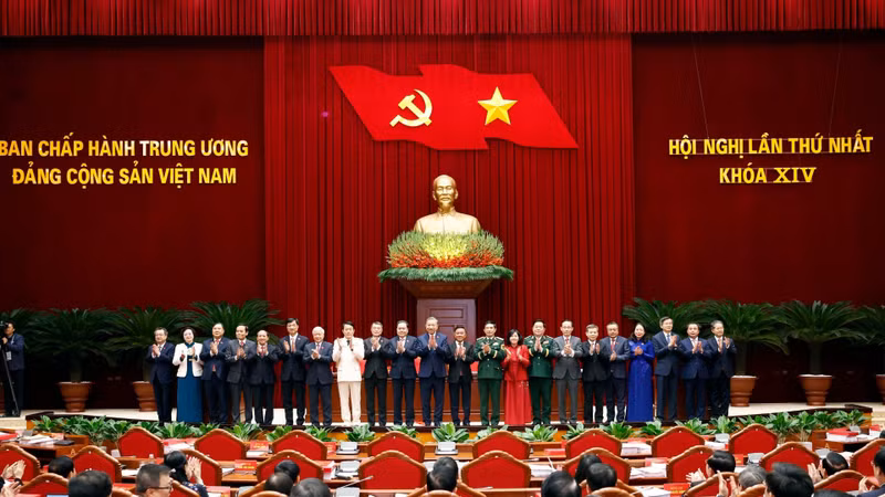 General Secretary To Lam and members of the Politburo and the Secretariat of the 14th Party Central Committee make their debut at the first meeting of the 14th Party Central Committee. (Photo: VNA)