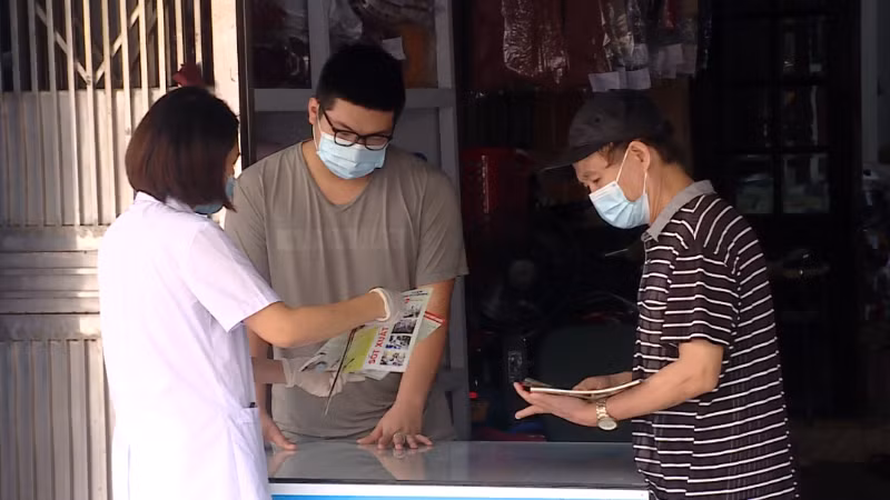 Medical workers actively promote measures to prevent infectious diseases to the people.