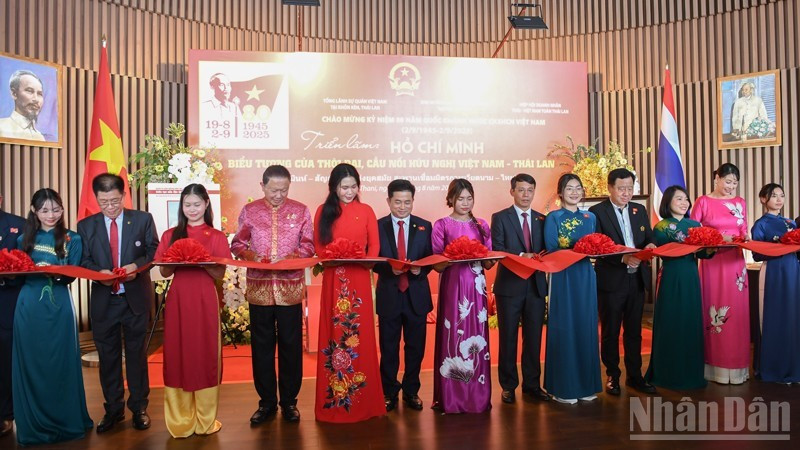 Delegates cut the ribbon to open the exhibition