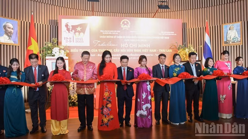 Delegates cut the ribbon to open the exhibition