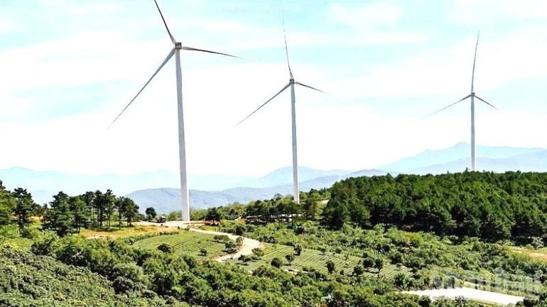 Wind turbines at the wind power project in the Cau Dat tea hill area, Lam Dong. (Photo: BAO VAN)