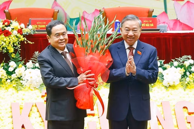 Party General Secretary To Lam (R) presents flowers to National Assembly Chairman Tran Thanh Man to congratulate the congress. (Photo: VNA)