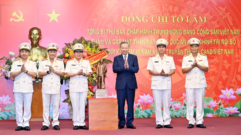 Party General Secretary To Lam presents a statue of President Ho Chi Minh to the Department of Internal Political Security, Ministry of Public Security.