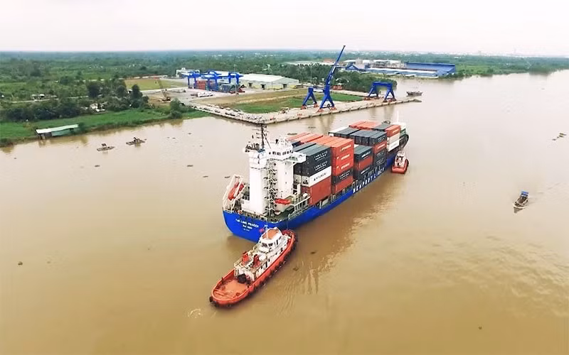 Cargo vessels at Cai Cui Port, Can Tho City.