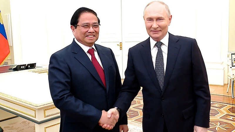 Vietnamese Prime Minister Pham Minh Chinh (left) meets with Russian President Vladimir Putin in Moscow on March 25. (Photo: VNA)
