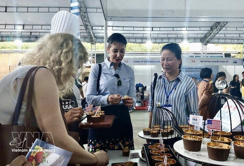 Visitors savor freshly prepared dishes on-site at the “Discover US Agriculture” programme, held on July 19, 2025 in Ho Chi Minh City. (Illustrative photo: VNA)