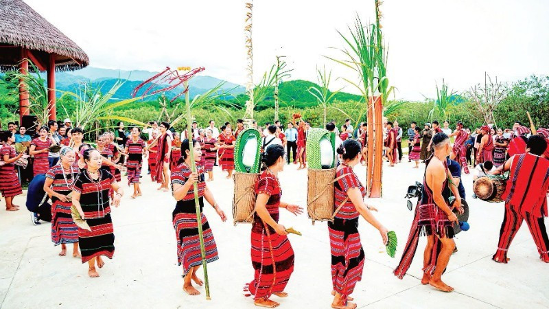 Reenactment of the Aza Festival (new rice celebration) of the Pa Co and Ta Oi ethnic groups in A Luoi