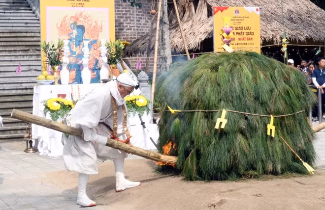 The Japanese Buddhist delegation perform the sacred fire Goma ritual, which intends to overcome difficulties and fulfill wishes. (Photo: VNA)