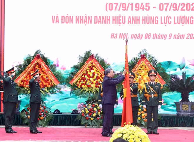 Party General Secretary To Lam presents the “Hero of the People’s Armed Forces” title to the General Staff of the Viet Nam People’s Army (Photo: VNA)