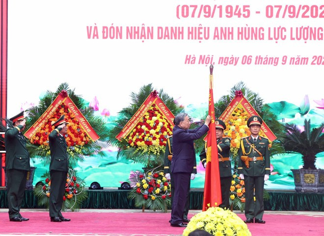 Party General Secretary To Lam presents the “Hero of the People’s Armed Forces” title to the General Staff of the Viet Nam People’s Army (Photo: VNA)