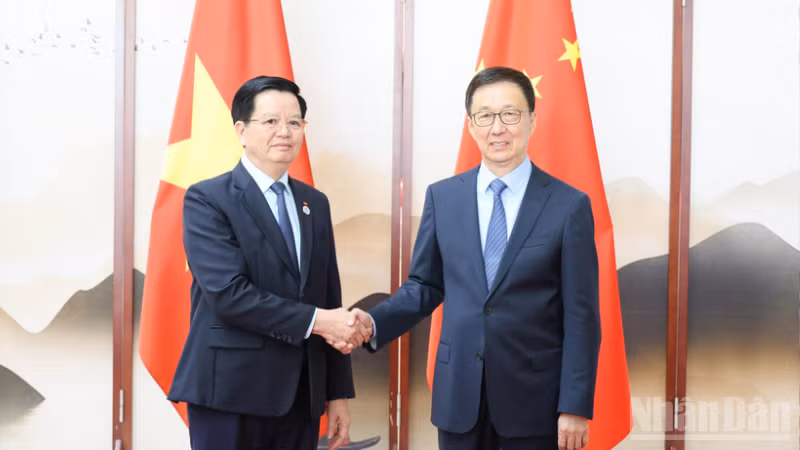 Deputy Prime Minister Mai Van Chinh (L) meets with Chinese Vice President Han Zheng in Nanning city on September 16, 2025. (Photo: NDO)