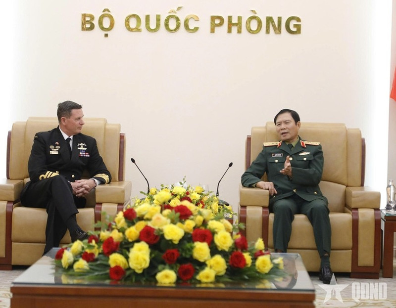 General Nguyen Tan Cuong (R), Chief of the General Staff of the Viet Nam People’s Army and Deputy Minister of National Defence, receives Australian Chief of Navy Vice Admiral Mark Hammond in Ha Noi on January 30 morning. (Photo: qdnd.vn)