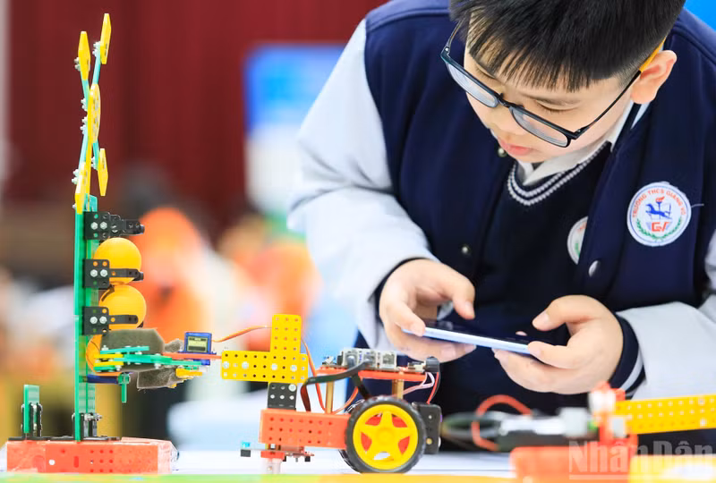 Work: A passion for robot engineering aiming to conquer the heights of Industry 4.0. Author: Tran Van Hieu