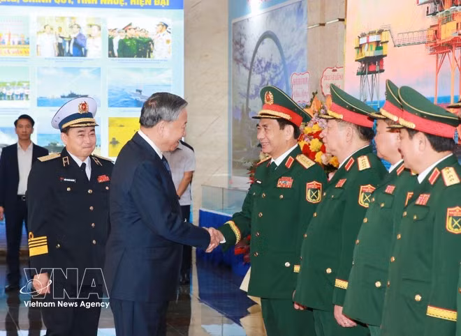 Party General Secretary To Lam and military officials at the ceremony (Photo: VNA)