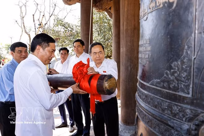 National Assembly Chairman Tran Thanh Man and officials ring the bell at Chung Son Temple. (Photo: VNA)