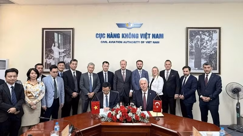 CAAV Director General Uong Viet Dung and DGCA Director General Kemal Yüksek at the MoU signing ceremony. (Photo: CAAV)
