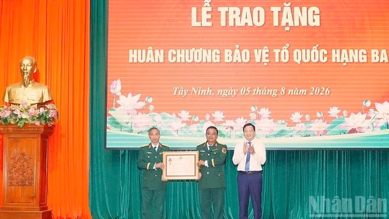 Acting on behalf of the President, Vice Chairman of the Tay Ninh Provincial People's Committee Pham Tan Hoa presents the Third-Class Fatherland Protection Order to K73 Team.