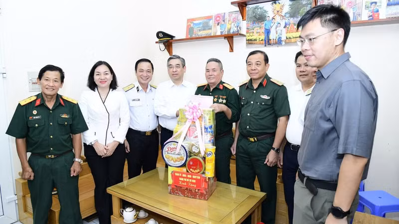 A delegation of Ho Chi Minh City leaders visits policy beneficiary families in the Con Dao Special Zone on the occasion of the 79th anniversary of Wounded and Fallen Soldiers' Day.