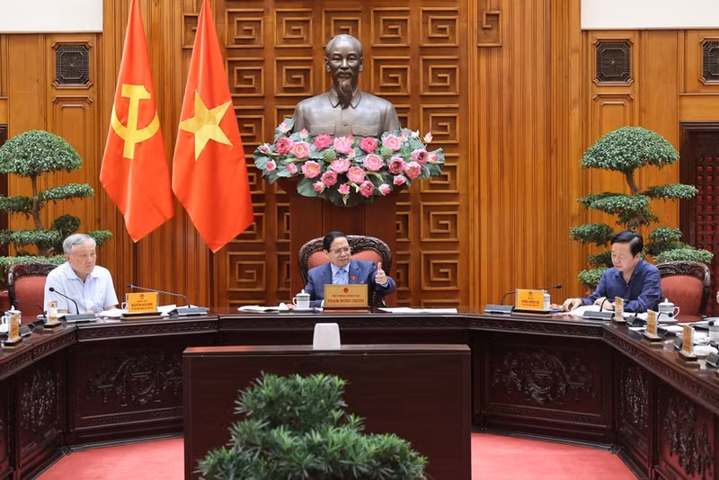 Prime Minister Pham Minh Chinh chairs a meeting of the Government’s standing members on October 21. (Photo: VNA)