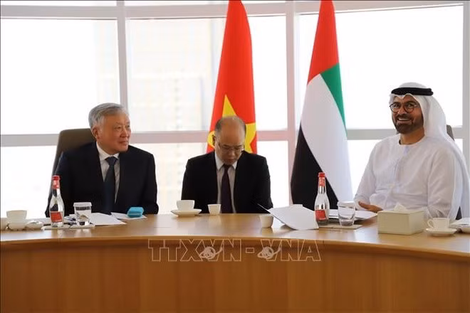 Permanent Deputy Prime Minister Nguyen Hoa Binh (L) meets with Minister of Cabinet Affairs Al Gergawi (R)