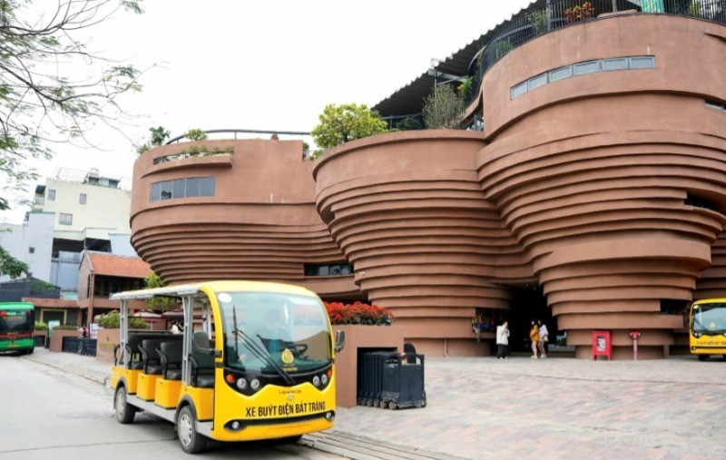 Electric bus routes actively support tourism activities in Bat Trang