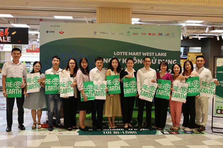 Delegates at the launch ceremony.