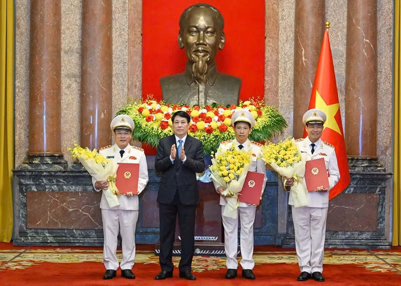 State President Luong Cuong (second from left) presents promotion decisions to Deputy Ministers of Public Security Le Tan Toi, Le Van Tuyen, and Nguyen Van Long (Photo: NDO)