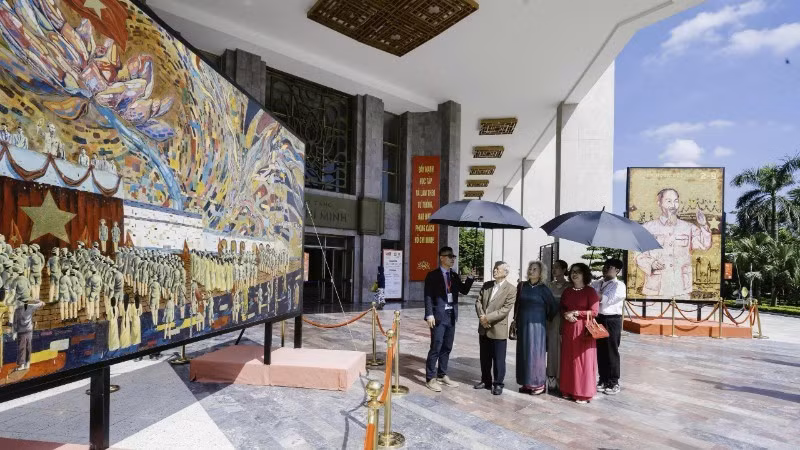 The large lacquer painting “President Ho Chi Minh reading the Declaration of Independence”, recognised by the Guinness World Records, is on display at the Ho Chi Minh Museum, attracting great interest from art lovers both in Viet Nam and abroad.