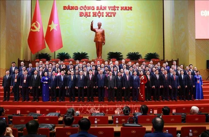 Party and State leaders pose for a group photo with the Government Party Organisation delegation attending the 14th National Party Congress. (Photo: VNA)