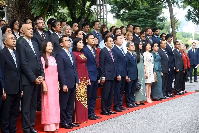 Ambassadors and chargé d’affaires of ASEAN member states and partner countries, along with local officials, attend the ceremony on July 31, 2026. (Photo published by VNA)