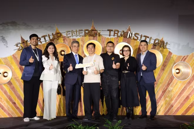 Vietnamese Ambassador to Germany Nguyen Dac Thanh (third from left), together with the two co-founders of Alterno, and the staff of the Vietnamese embassy (Photo: VNA)