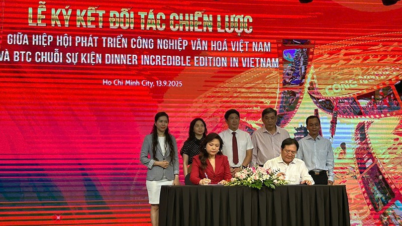 Signing ceremony of strategic cooperation between VCIDA and domestic and foreign partners. (Photo: HO TRINH)