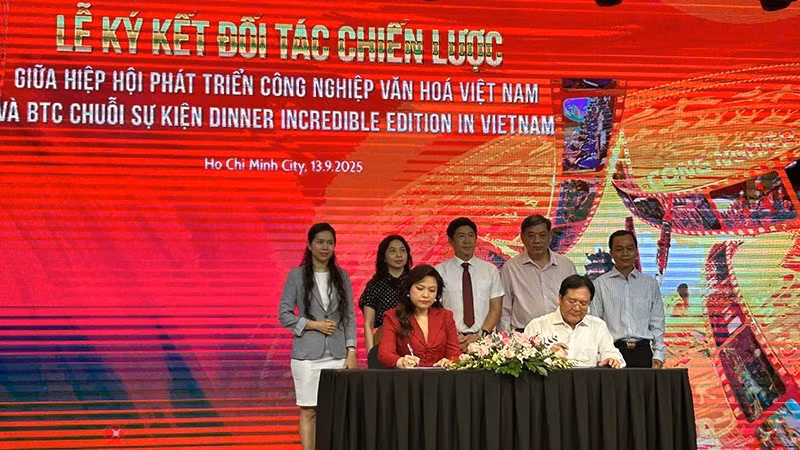 Signing ceremony of strategic cooperation between VCIDA and domestic and foreign partners. (Photo: HO TRINH)