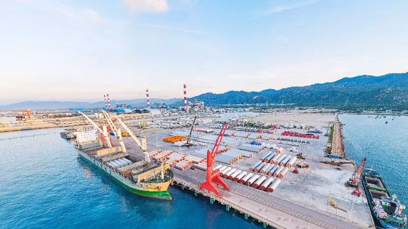 Vinh Tan International Seaport (Vinh Hao Commune, Lam Dong Province) is capable of receiving large-capacity vessels and serves the export and import of goods.