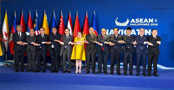 Vietnamese Foreign Minister Le Hoai Trung (fifth from left) poses for a group photo with ASEAN foreign ministers ahead of the ASEAN Foreign Ministers’ Retreat in Cebu, the Philippines. (Photo: MOFA)