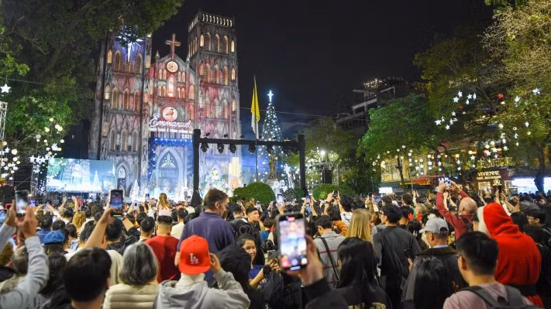 Large numbers of residents and visitors gather at Ha Noi Cathedral on Christmas Eve. (Photo: THE DAI)