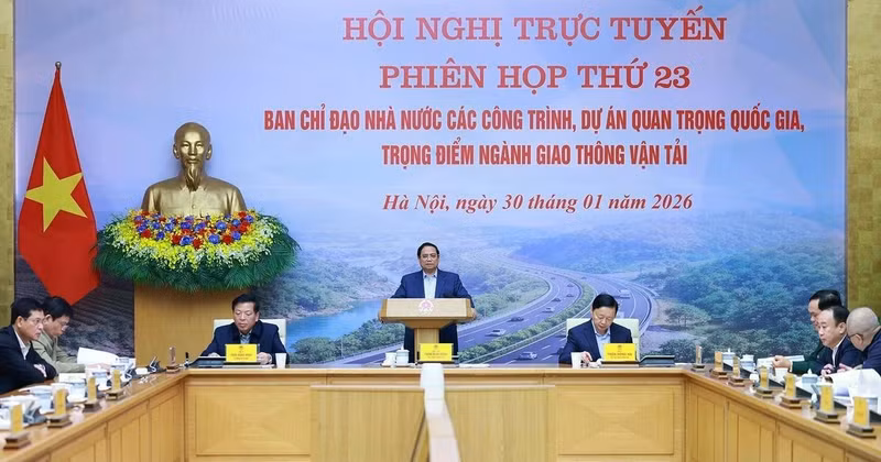 Prime Minister Pham Minh chairs the 23rd meeting of the state steering committee for nationally important and key transport projects, held online with 27 provinces and cities, in Ha Noi on January 30. (Photo: VNA)