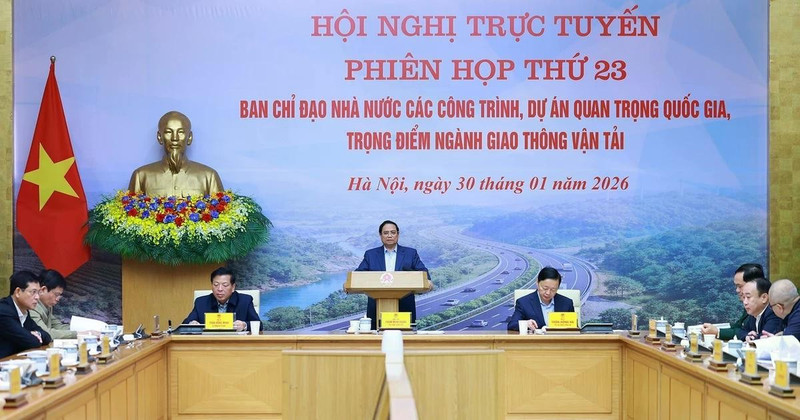 Prime Minister Pham Minh chairs the 23rd meeting of the state steering committee for nationally important and key transport projects, held online with 27 provinces and cities, in Ha Noi on January 30. (Photo: VNA)