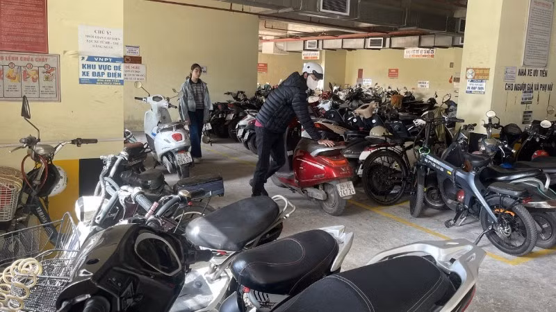The electric vehicle parking area at CT2 Thach Ban apartment building is packed with vehicles.