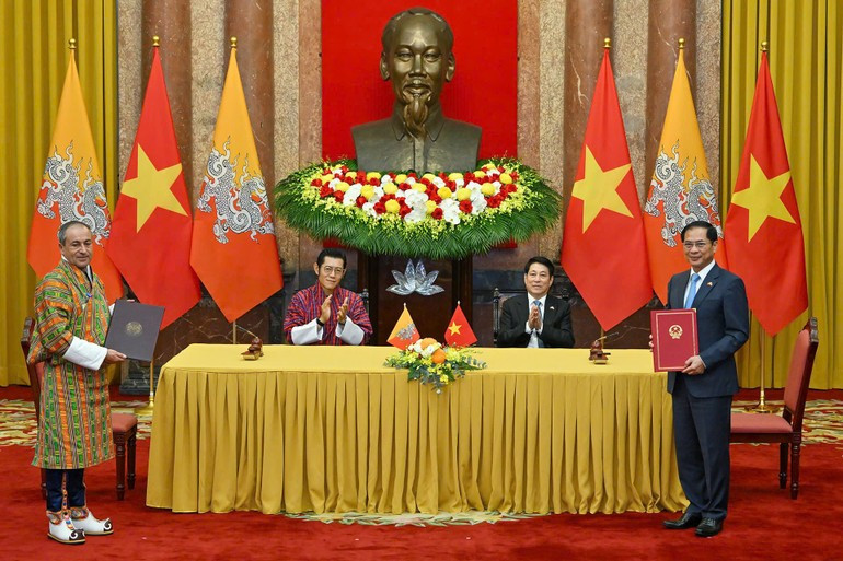 President Luong Cuong and King of Bhutan Jigme Khesar Namgyel Wangchuck witness the signing of the Memorandum of Understanding on cooperation framework between the two governments. (Photo: NDO)